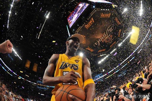 科比退役后首次现身球场！全场球迷为其高呼KOBE！