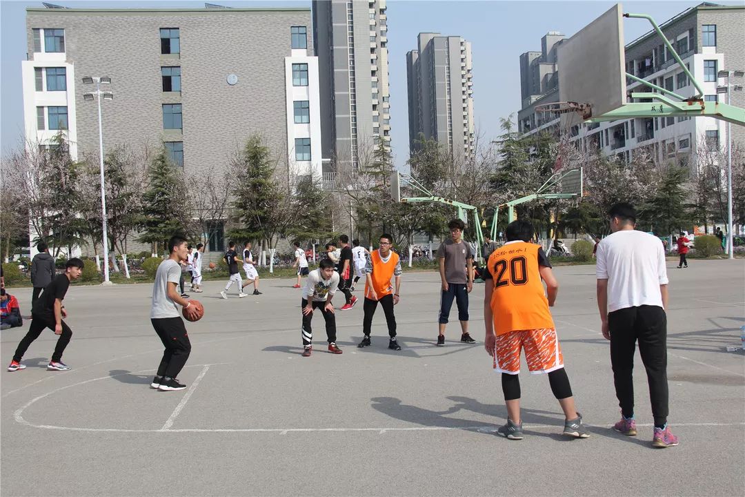 赛事紧张激烈，球员斗志昂扬